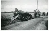 Pansarvapnet 1943 (enligt text i album). Text baksida kort: 1943 (?). Stridsvagn som kört ner i ett dike.