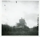 Svensk stridsvagn med två soldater på tornet.