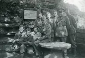 Vid Husaby källa. 1943 (enligt text i album). Sankt Sigfrids källa vid Husaby kyrka i Västergötland, en plats med djupa rötter i svensk historia där kung Olof Skötkonung enligt traditionen döptes kring år 1000. (källa:Skandinaviskt Arkeologiforum).