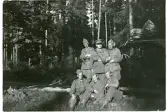 Chefen, adjutanten m. fl. 1943 (enligt text i album). Text baksida kort: Chefen Kjellbom, Ingeniör Källström, Adj. stj. Boberg, 2957 Gustafsson, (?), Göransson, (?).