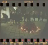 Tända ljus vid högtidlighållandet av årsdagen för mordet på Olof Palme.