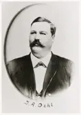 Johan Axel Dahl, kronolänsman i Konga härads fögderi, 1896.
Bröstbild, halvprofil. Ateljéfoto.
Jfr PMV0050.