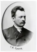 Kronolänsman, senare häradsskrivare Axel Rudolf Rooth, Sunnerbo härads fögderi, 1896.
Bosatt i Ljungby.
Bröstbild, halvprofil. Ateljéfoto.
Jfr PMV0050.