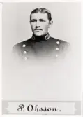 Per Ohlsson, poliskonstapel m.m. i Alvesta från 1/10 1904. Kom då från Växjö, där han började sin polisbana 1901.
Bröstbild, halvprofil. Ateljéfoto.
Jfr PMV0001.