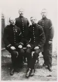 Blivande fjärdingsman Axel Spång t.h. , avfotograferad tillsammans med några andra korpraler på Kronobergshed, ca 1890. 
Helfigur. Ateljéfoto.