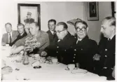 Välkomstkaffe för kommissarie Sandell på polisstationen i Växjö, 11/6 1957.
Fr.v.: Olle Ringius, Sven-Olof Fredriksson, Yngve Cronstam, Sven Tegheim, Göran Gustavsson, kommissarie Sture Sandell, Erik Sandelius och Eric Hasselgren.