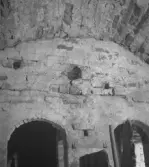 Byggnad.
5 september 1941. 
Vallerstakällaren eller Balldurskällaren, fogdekällaren, jordkällare med anor från 1500-talet. 
Den uppfördes troligen mellan åren 1577–1599 av Västra Närkes fogde Bengt Birgersson. Fogden förvarade i källaren livsmedel som drivits in som skatt. Källaren är indelad i tre rum med runda takvalv och saknar belysning.
Vallersta by fick sitt nuvarande namn under 1800-talet. Byn hette förut Baldestadh och senare Ballerstad.
