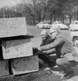 Konstnär Edvin Öhström och hans medhjälpare konstnär Erik Nilsson, granskar den vackra sönderumsgranit som ska omgärda brunnen till Torellskulpturen.