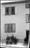 Familjer vid hyreshus