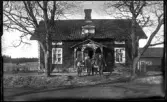 Familj framför bostadshus