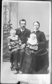 Anders och Brita Forsström med barnet Mia och okänd. Fotograf Anders Forsström har fotograferat av fotot taget av fotograf Aug. Wahlström.