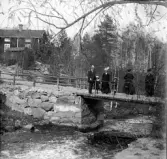 Bro över Wrebroströmmen, Alfred Nordahls gård i bakgrunden.