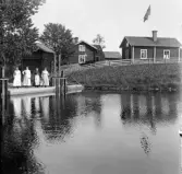 Vid dammen, Forsströms. Från vänster: Rexsva Maria, Haglunds Stina, Brita Forsström, okänd