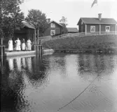 Dammen vid Forsströms. Från vänster: Rexsva Maria, Hagströms Stina, Brita Forsström, okänd.

