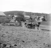 Såningstid hos Forsströms. Per Lundell och Brita Forsström.