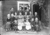 Stor Daniels familjen. Stående från vänster: Stenhuggare Johan Eriksson, Daniel Westlund, Anders Mårtensson, Baggbo. Kvinnor sittande från vänster: Karin Danielsson, Sofia Hybinette, Lisbet Danielsson, Anna Danielsson, Brita Forsström. Sittande från vänster: Mia Forsström, Axel Eriksson. Framsittande barn från vänster: Sofia Eriksson, Sofia, Axel, Judit Westlund, Fredrik Karlsson i (i knäet), Oskar och Anna Eriksson.