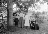 Samling vid Haga. Molins Kersti, KarlAxel Björk, Marina, Elin, Tilda, Bror Björk (i knäet)