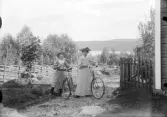 Stoltz Emma och Anna Åhl på cykeltur i Prosgårdarna