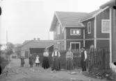 I Bengtsgårdarna vid Grevens. Från höger: målare Karlström och hans hustru, AnnaMia Larsson född Karlström, Elisabeth Halvars född Karlström, Pers Hulda, Klara Nordahl, okänd.