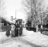 Promenad på Tollholen. Mina Eriksson, okänd, Ester Holmkvist, Emma Nordahl.