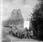Demonstration. Björkblomsgården i bakgrunden. 1922?
Budskap på plakat: Här komma vi unga vi Sveriges vår.