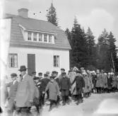 Demonstration, vid gamla Gustav Östlunds gård.
Budskap på plakat: Här komma vi unga vi Sveriges vår.