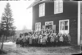 Samling framför NTO lokalen c:a 1922.