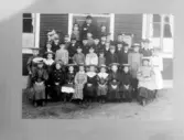 Vid NTO lokalen omkring 1908. Barntemplet 43  Majrosen, som bildades 1902. 
Längst bak: Viktor Jansson, ledaren L. P. Boberg och Fredrik Nordahl. 
Från vänster: ledaren Johanna (Hanna) Östlund, Edvard Norlund, Robert Lundell, Erik Molin, Edvin Eriksson, Herman Jansson, Albert Pettersson, Erik A. Eriksson, Axel Olsson, Karl O. Pettersson.
Nästa rad: Oskar Eriksson, Nils Åslund, Gustav Östlund, Johannes Nordahl, Karl Lundell, Snarf Albert, Bengts Karl Persson, Axel Westling, Märta Sandström, Selma Nordahl, Mia Östlund.
Nästa rad: Johanna Eriksson, Mina Eriksson, Signe Hellström, okänd, Svea Östlund, Elin Nordanberg, Fia Eriksson, Edit Hellström, Maria Bergqvist, Snarf Emma, Anna Nordahl.