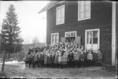 Samling framför NTO lokalen c:a 1922.
