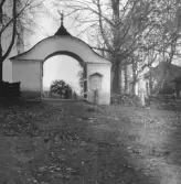 Rättvik. Wästbygge fjärdings kyrkogårdsport med fattigbössan. 1918.