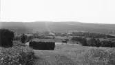 Rättvik, Västgärde. Knytberget (högst t. v. )och Norr Lindberg (högst t. h. ) från Västgärde. Gränsen mellan Rättviks och Leksands socknar går i dalen. 1918.