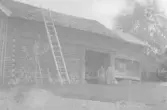 Rättvik, Nittsjö. Lissollas stall och härbre. 1917.