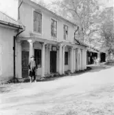 Rättvik, Ledal. Gammal gästgivaregård med ståtlig pelargång, Karlsvik. 1912.
