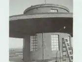 Vattentornets nya påbyggnad. Håsten, Varberg. Artikel i samband med bilden publicerad i Varbergs Tidning 1955-11-18.