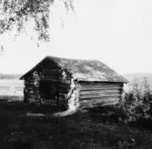 By, Spisbo. Rundtimmerlada mellan Snickars och Ahréns. 1931.