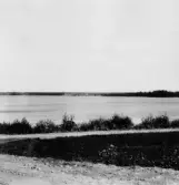 By, Fullsta. Från vägen mellan Jyvik och Näs, Bengts och Per Ers i Fullsta på andra sidan Bysjön. 1931.