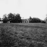 By Näckenbäck. Erkers, med omålat, korrugerat plåttak, 1931.