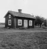By, Rosse. Erkanes bagarstuga med blybågar i röstfönstret. 1931.