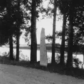 By, Årängsåns utlopp. Sten från 1916 med märke på vattenståndet. 1931.