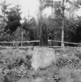 By, Färjans gårdar, Milhäll. 1/2-mils häll av järn ovanför Färjans gårdar.