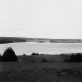 By, Spisbo. Rudusjön från Fäbobacken. Spisbo på andra sidan. 1931.