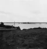 By, Bäckebo. Bysjön med Långholmen mellan färjan och Bäckebo. 1931.
