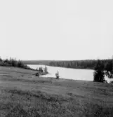By, Spisbo. Älven uppströms från nedersta Spisbo-gården på södra sidan. 1931.