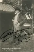 Oskrivet brefkort med motiv föreställandes konstnären Gustaf Ankarcrona på sin gård Holen i Tällberg, maj 1919.
