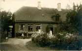 Oskrivet brevkrot föreställandes Ulfsparregården i Jönköping, Östra Storg. 74. På bilden syns två äldre kvinnor samt två yngre.