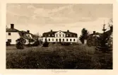Oskrivet brevkort föreställandes Kungsgårdens herrgård, de fyra flygelbyggnaderna samt trädgården. Motiv och tryckning från L. Westin, Storvik.