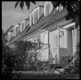 Skönstaholm
Exteriör, radhusområde, detalj av trädgårdsfasad med öppen dörr.