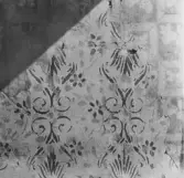 Garpenberg, Pålsbenning. Schablonmålning på rappning och gammal tapet i Mårses farstu. 1929.