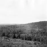 Gagnef. Gråbuan från Nolbäcksbuan. Uvens berg till höger, Leksands berg i bakgrunden. 1920.