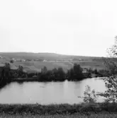 Gagnef. Björka och Middagsberget från stranden mitt emot färjstället. 1920.